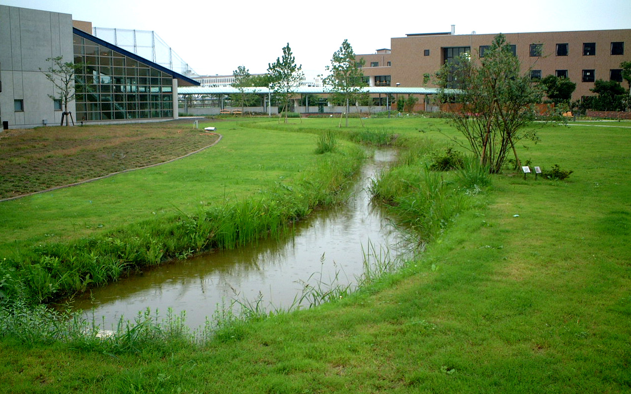 神田外語大学