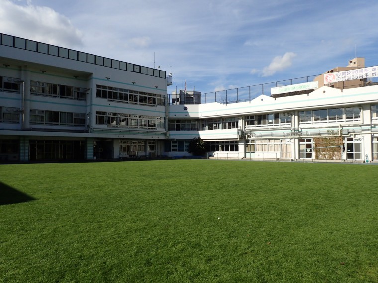 新宿区立小学校芝生維持管理 校庭芝生化 スポーツターフ 環境緑化分野 施工 管理 事例紹介 商品情報 雪印種苗株式会社